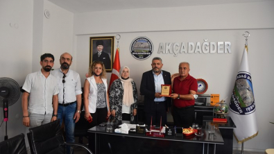 AKÇADAĞDER’den Başkan Sadıkoğlu’na plaket