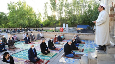 Bayram Namazı 800 Yıllık Namazgâhta Eda Edildi