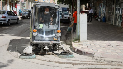 Şehir Genelinde Hijyen ve İlaçlama Çalışmalarını Sürdürüyor