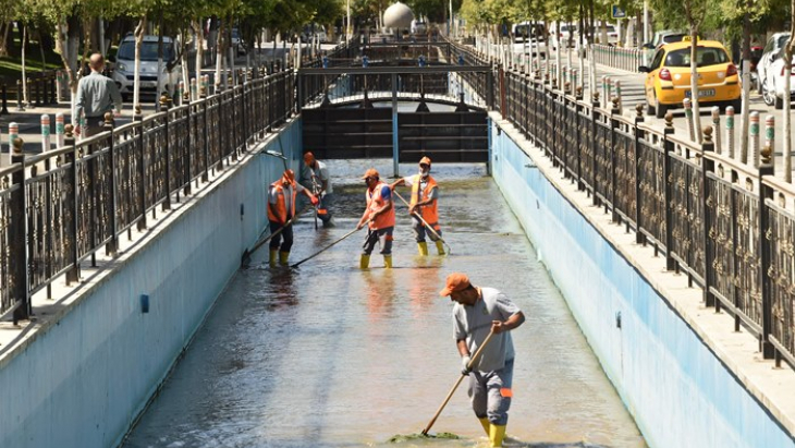Büyükşehir Belediyesi Kanalboyunu Temizliyor
