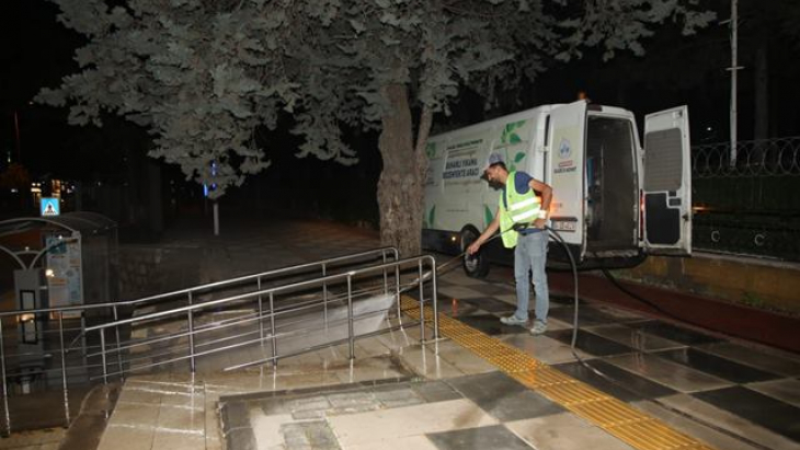 Elazığ Belediyesi Temizlik Ekiplerinden Gece Mesaisi