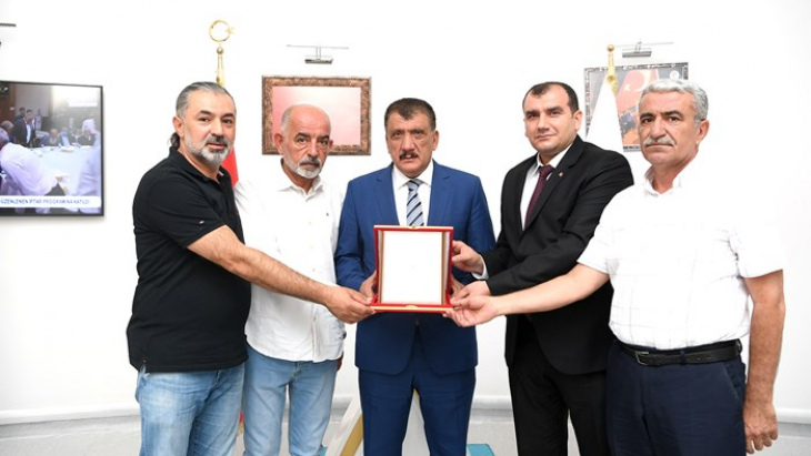 Esnaf Oda Başkanlarından Başkan Gürkan’a plaket