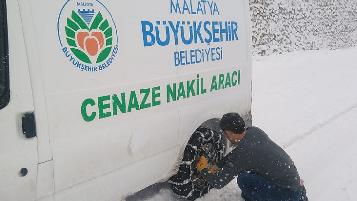 Mezarlıklar Müdürlüğünün Zorlu Kar Mesaisi